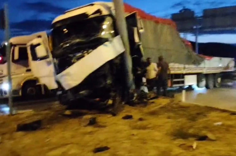 Tır ile hafif ticari araç çarpıştı: 2 yaralı