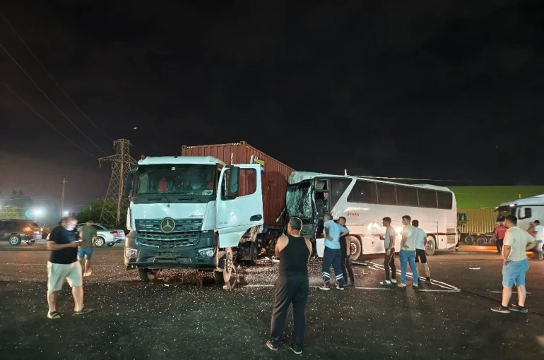 Tır ile işçi servisi çarpıştı: 12 yaralı 