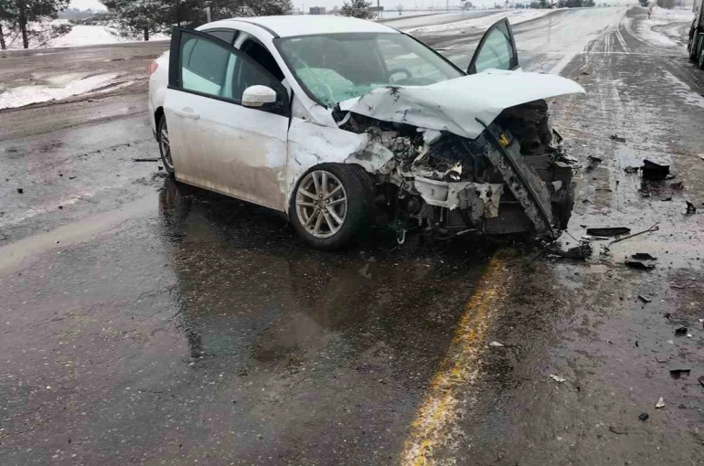 Tır ile otomobil çarpıştı: 2 yaralı 