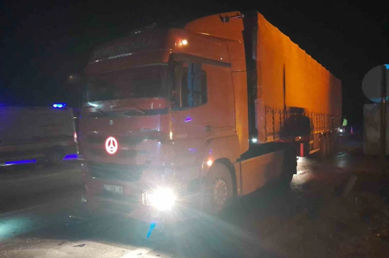 Tır ile ticari taksi çarpıştı: 1 yaralı 