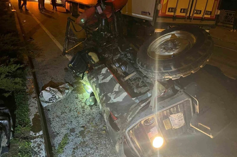 Tır ile traktörün çarpıştığı kazada karı koca hayatını kaybetti 