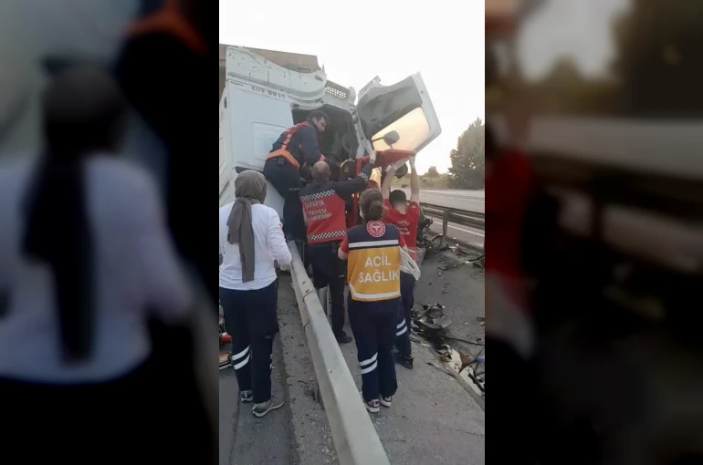 Tır önce akaryakıt istasyonu duvarına sonra refüje çarptı: 1 ölü, 1 yaralı