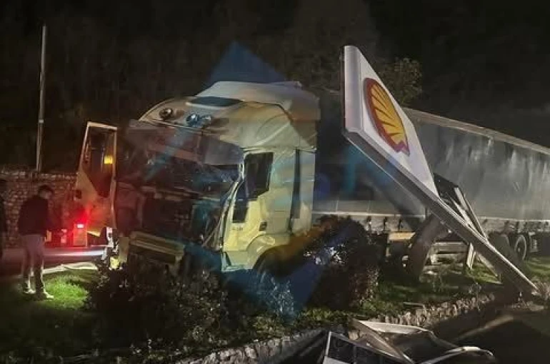 Tır önce yön tabelasına çarptı ardından akaryakıt istasyonuna girdi