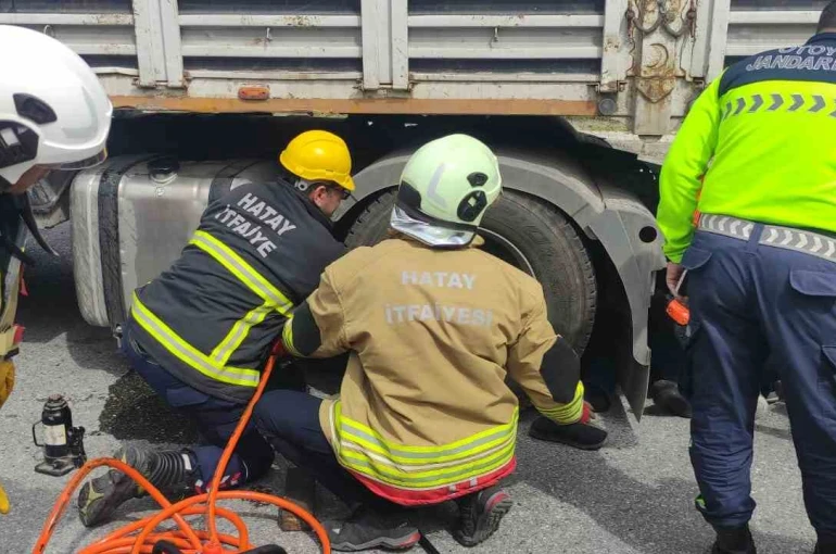 Tır şoförü, kendi tırını tamir ettiği esnada aracın hareket etmesiyle ezilerek can verdi 
