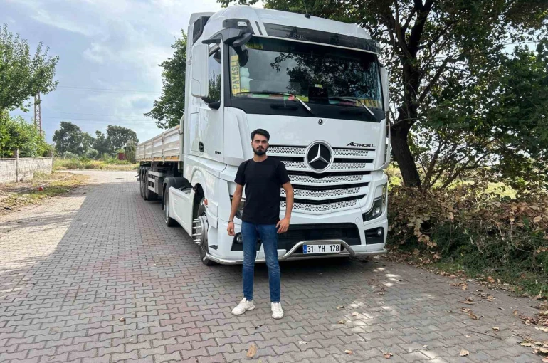 Tır şoförü ve eşi, evlatlarının cinsiyetini tırlarla düzenlenen partide öğrendi