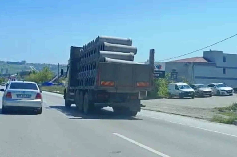 Tır üzerinde önlem alınmadan taşınan beton borular tehlike oluşturdu 