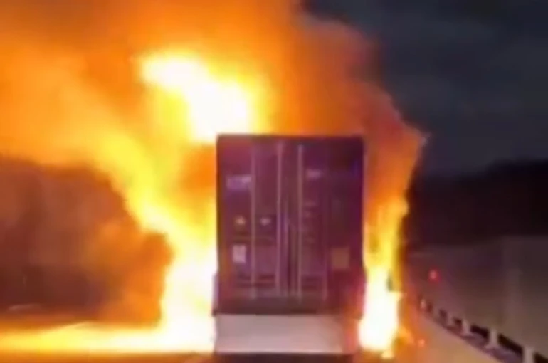 Tır üzerindeki konteyner alev alev yandı
