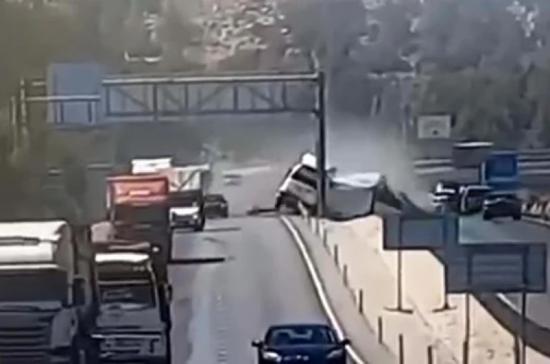 Tır ve dorsenin ayrılıp, yoldaki bariyeri yerinden koparan feci kaza kamerada