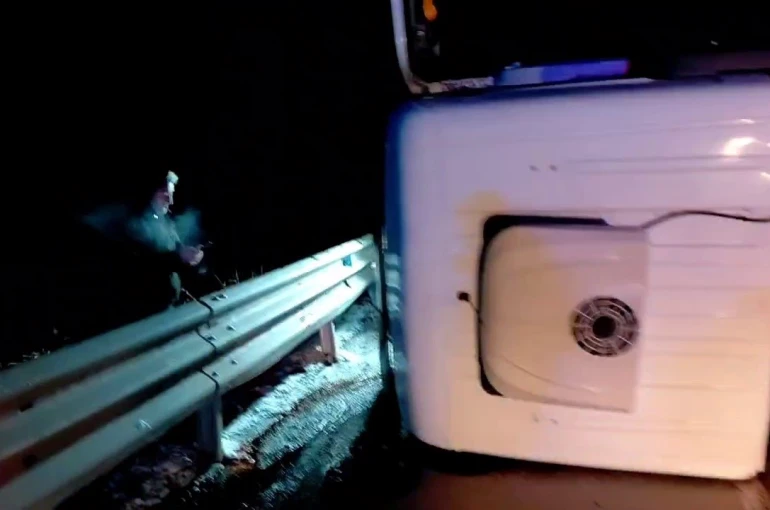 Tır yan yattı, yol trafiğe kapandı: 1 yaralı 