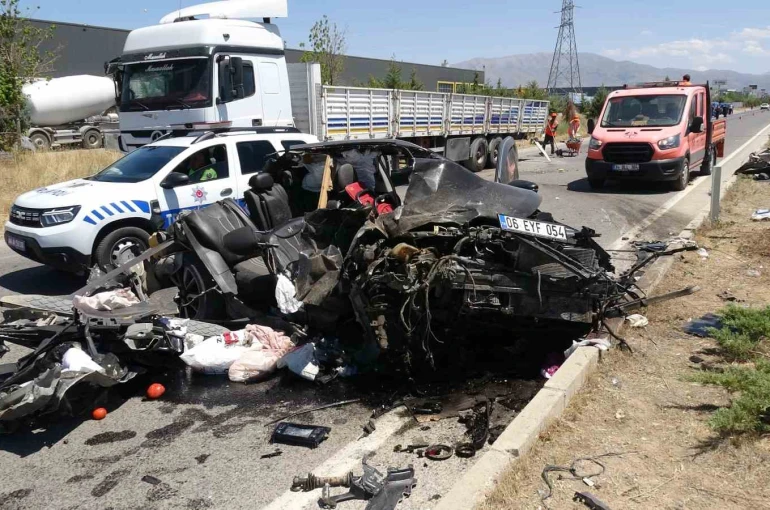 Tıra arkadan çarpan otomobil hurdaya döndü: 1 yaralı 