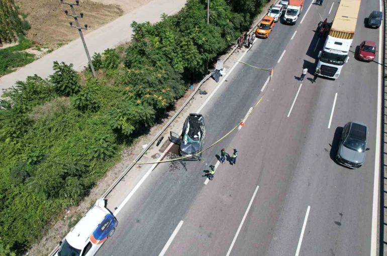 Tıra arkadan çarpan otomobilin tavanı koptu: Uzman onbaşı hayatını kaybetti