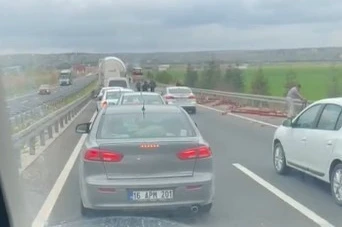 Tırda yüklü olan profil demirler yola savruldu, arkadaki araç zarar gördü 