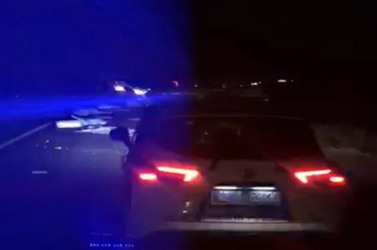 Tırdan yola saçılan yükler trafiği aksattı