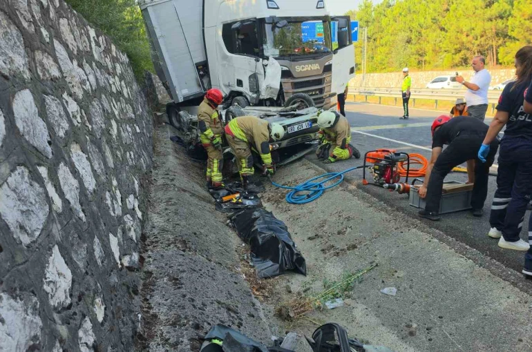 Tırın altına giren otomobil kağıt gibi ezildi: 1 yaralı 