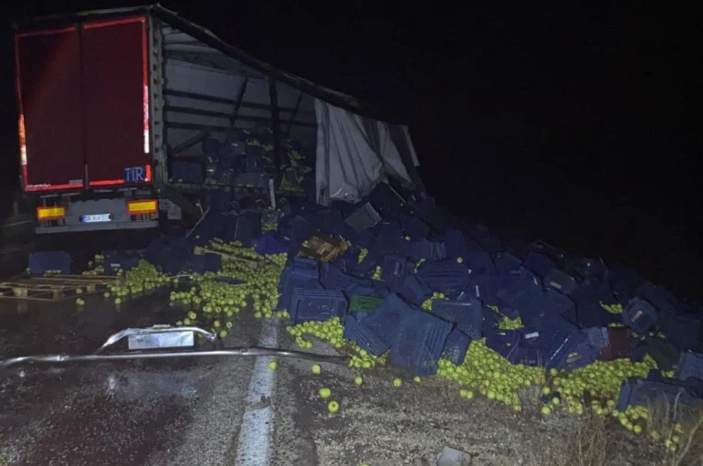 Tırın bariyerlere çarpması sonucu 1 yaralı