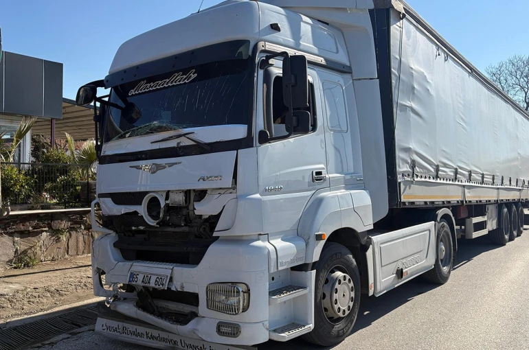 Tırın çarptığı hafif ticari araçta 3 kişi yaralandı 