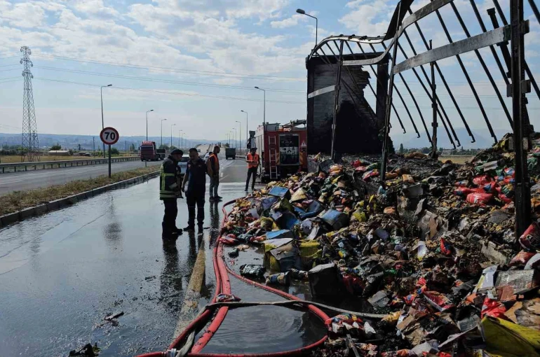 Tırın dorsesinde çıkan yangını itfaiye söndürdü 