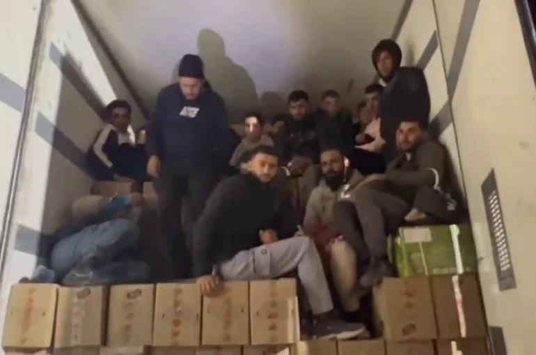 Tırın dorsesinden 16 göçmen çıktı, 2 organizatör tutuklandı 