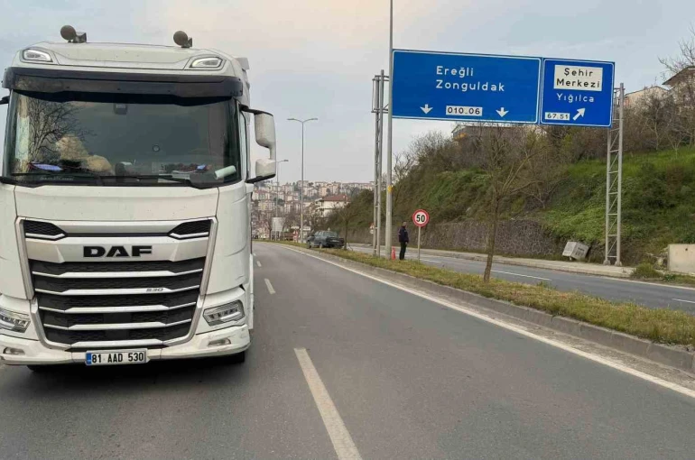 Tırın kör noktasına giren otomobil refüje çıktı 