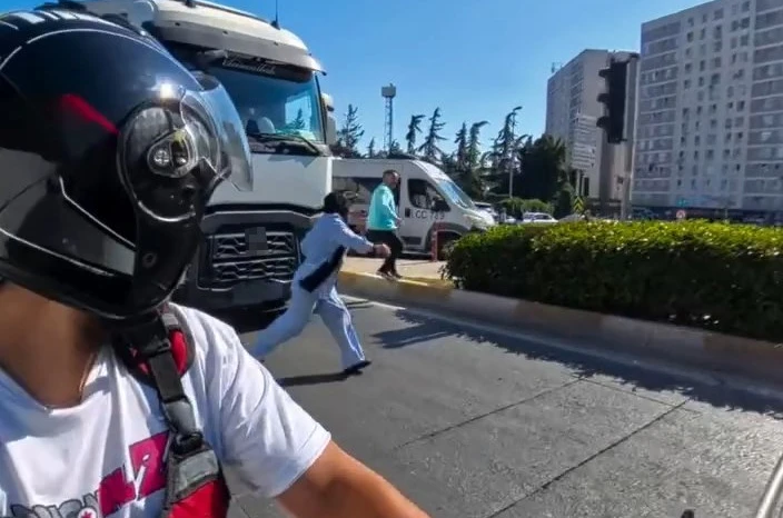 Tırın önünden geçmeye çalışan kadın ölümden son anda kurtuldu