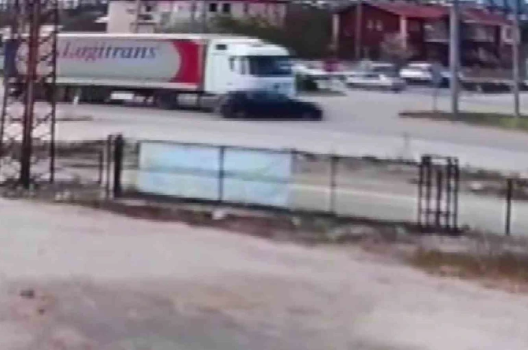 Tırın otomobili önüne katıp sürüklediği kaza kamerada 