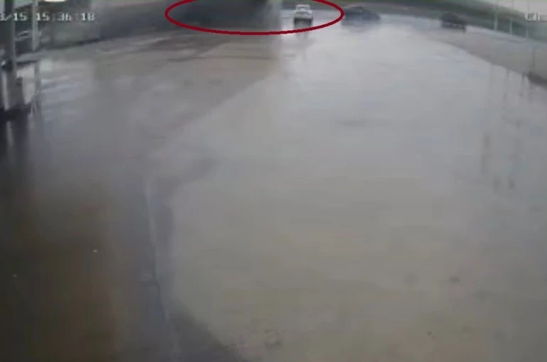 Tırın otomobilin üstüne devrildiği anlar kamerada