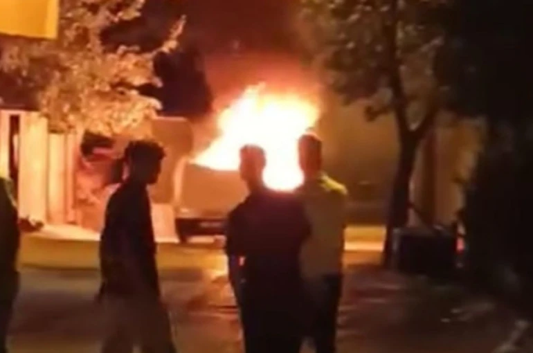 Tofaş alev topuna döndü, vatandaşlar yangını film izler gibi izledi