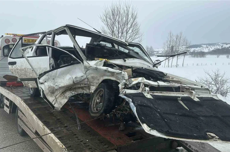 Tofaş otomobil karşı istikametteki otomobil ile çarpıştı: 1 ölü, 2 yaralı 