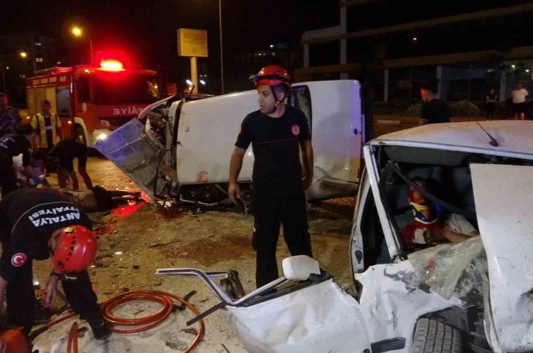 Tofaşlar kafa kafaya çarpıştı, ortalık savaş alanına döndü: 4 yaralı