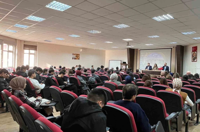 TOGÜ’de Mehmet Akif’in edebi ve fikri mirası ele alındı 