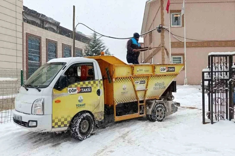 Tokat Belediyesi yoğun kar yağışına karşı tam kadro 7/24 sahada 