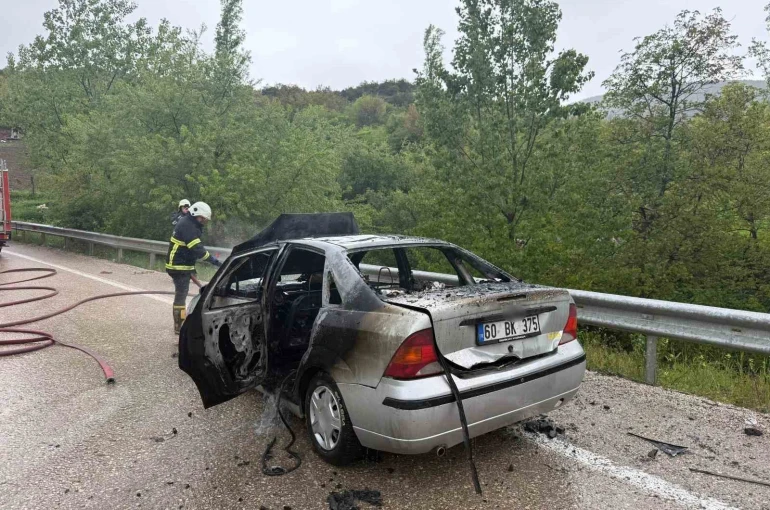 Tokat’ta alev alan otomobil demir yığınına döndü