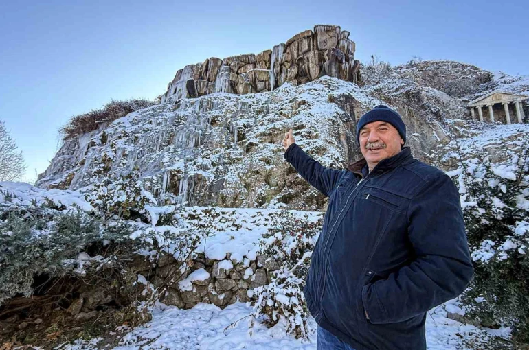 Tokat’ta buz tutan şelalede kartpostallık görüntüler oluştu 