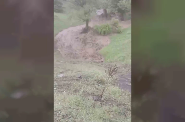 Tokat’ta dolu yağışı yolları beyaza bürüdü 