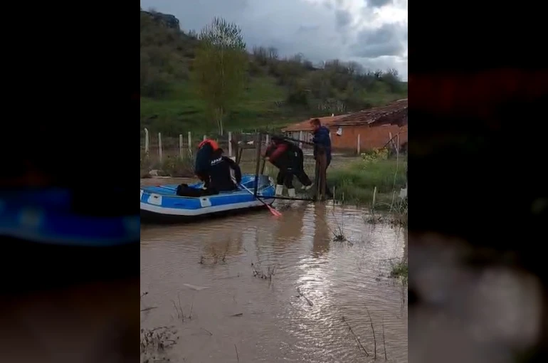 Tokat’ta evlerinde mahsur kalan vatandaşlar AFAD botları ile kurtarıldı 
