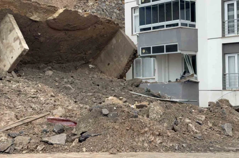 Tokat’ta istinat duvarı çöktü, park halindeki bir araç sürüklendi 