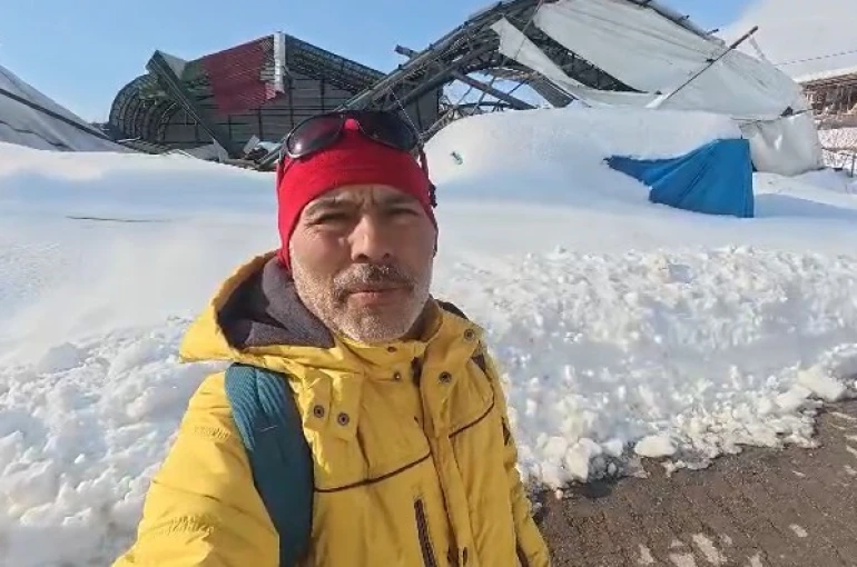 Tokat’ta kapalı halı sahanın çatısı kar yüküne dayanamadı