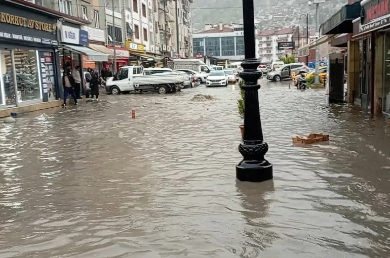 Tokat’ta sağanak yağış yolları göle çevirdi 