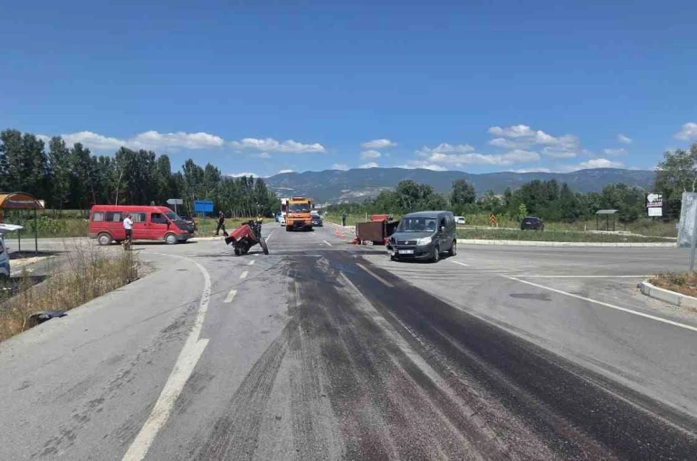 Tokat’ta traktör ile hafif ticari araç çarpıştı: 1’i ağır 5 yaralı