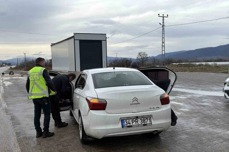 Tokat’ta uygulama noktasında bir araçta kaçak göçmen yakalandı
