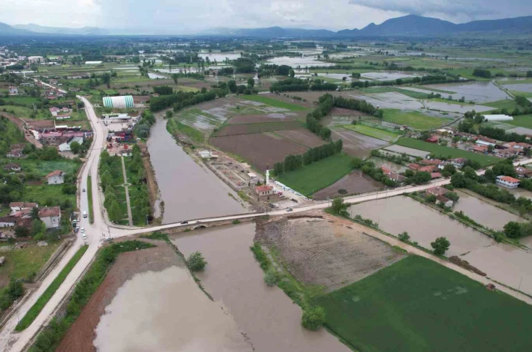 Tokat’ta Yeşilırmak taştı, 8 asırlık taş köprünün üç gözü su altında kaldı 