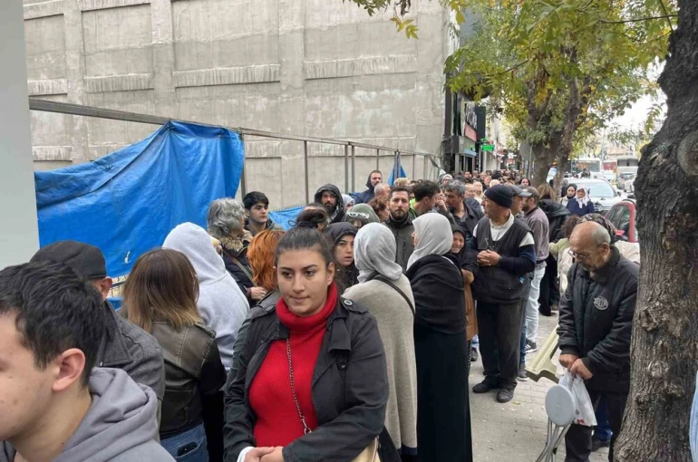 TOKİ başvurusu yapmak isteyen vatandaşlar yüzlerce metre kuyruk oluşturdu 