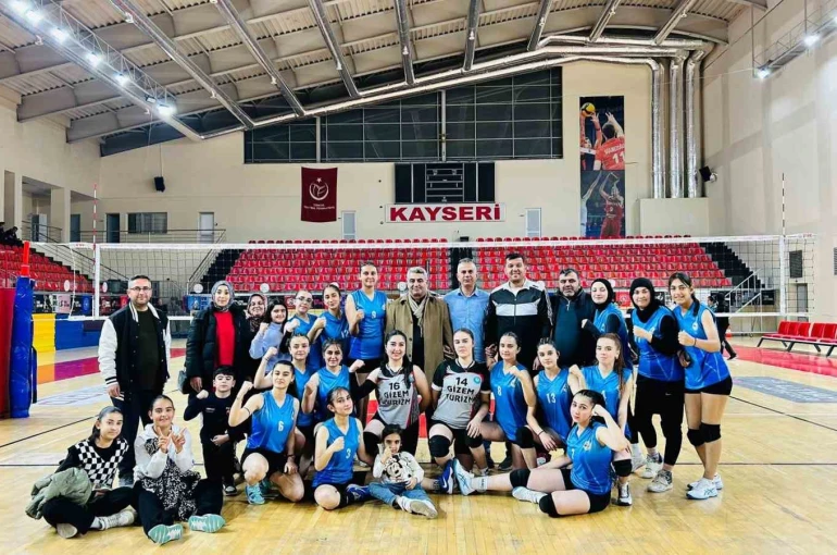 Tomarza Belediyespor Kız Voleybol Takımı rakibini 3-0 mağlup etti 