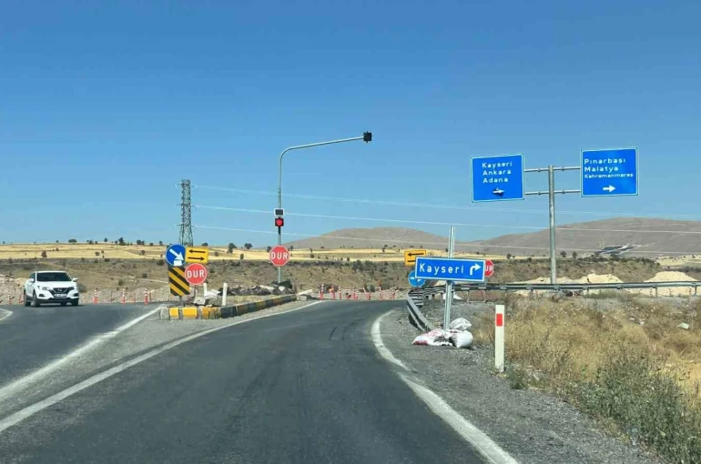 Tomarza-Malatya bağlantı yolunda çalışmalar devam ediyor 