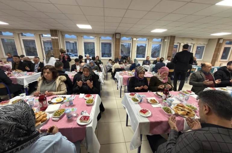 Tomarza’da şehir aileleri ve gaziler iftarda buluştu 