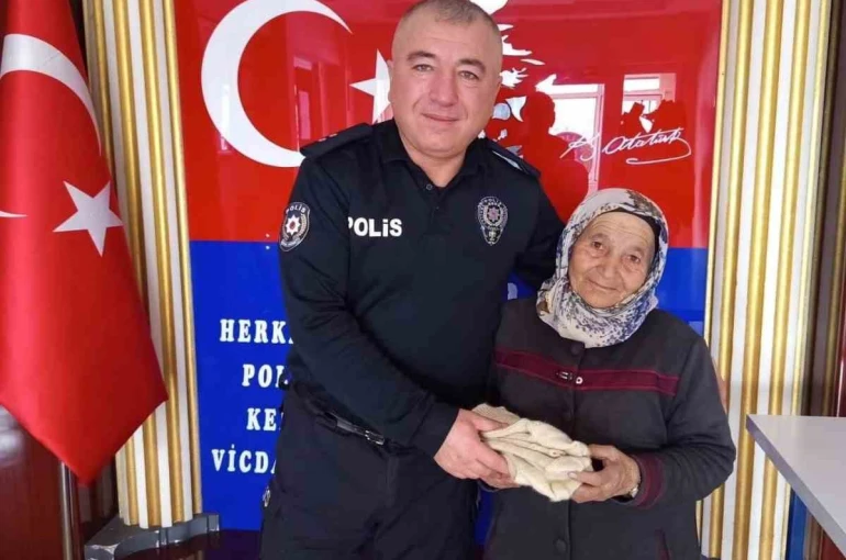 Tomarzalı yaşlı kadın, ördüğü çoraplarla yürekleri ısıttı 