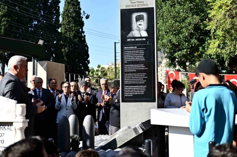 Topçu Yüzbaşı Mustafa Ertuğrul Aker, anıt mezarında anıldı 