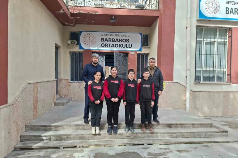 Topladıkları para ile 3 bakkalın veresiye defterini satın alan öğretmen ve öğrenciler yürekleri ısıttı 