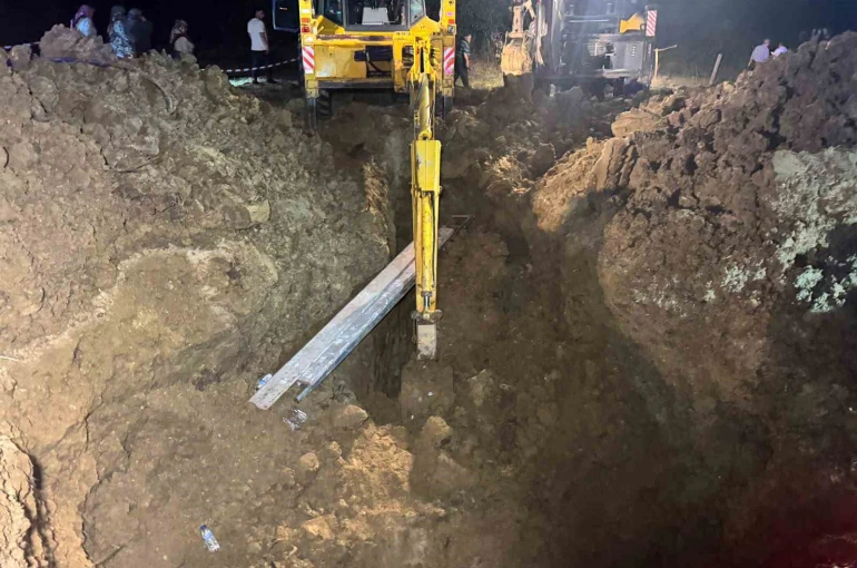 Toprak altında kalan baba oğul kurtarıldı