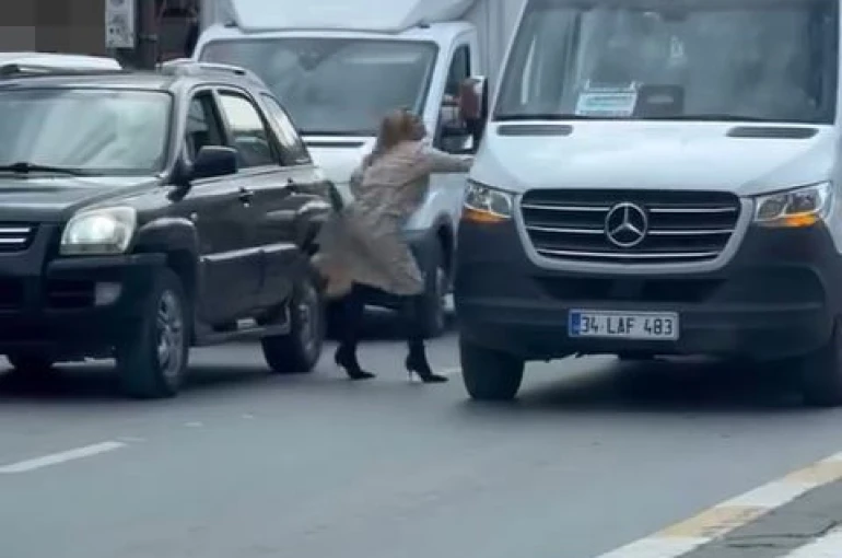 Topuklu ayakkabısıyla aracından inip servistekilere saldırdı 